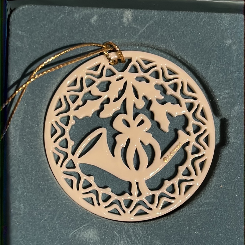 1996 Lenox Yuletide Ornament French Horn 2 1/4" Diameter, Pierced, Discontinued*